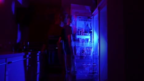 Teenager-Naschen-Nachts-Im-Kühlschrank