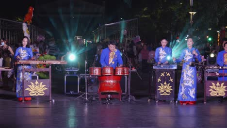 Música-Tradicional-Vietnamita-Entreteniendo-A-Los-Peatones-Por-La-Noche-En-La-Calle-Nguyen-Hue-En-Ho-Chi-Minh,-Vietnam
