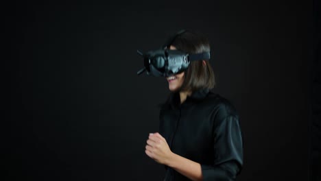 Junge-Frau-Mit-Brille-Läuft-In-Der-Virtuellen-Realität,-VR-Videospielkonzept,-Schwarzer-Hintergrund