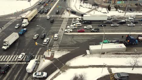 Vista-Aérea-De-Un-Camión-Volcado-Con-La-Carretera-Cerrada-Por-La-Policía-En-Brampton,-Ontario