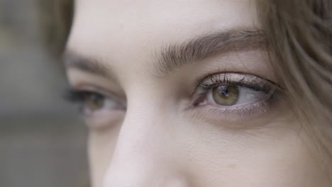 Close-Up-Retrato-De-Mujer-Mediterránea-Cara-Mirando-Directamente