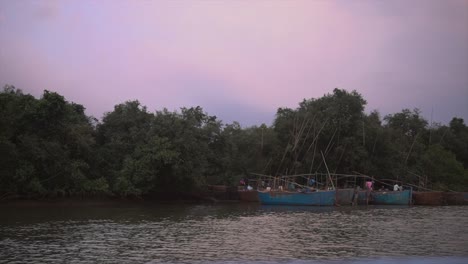 Die-Boote-Der-Fischer-Liegen-Am-Flussufer-In-Indien-Vor-Anker-–-Am-Ufer-Des-Flusses-Werden-Bioaten-Gebaut