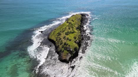 Tropical-drone-footage-of-Pananehe-Island,-Spirit-Bay-Mew-Zealand