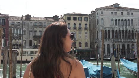Touristische-Rückansicht,-Stehend-Auf-Dem-Canal-Grande-Pier-In-Venedig,-Italien
