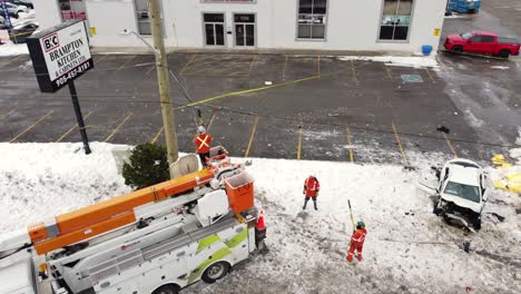 El-Equipo-De-Reparación-Repara-Las-Líneas-Eléctricas-Caídas,-La-Nieve-En-El-Suelo