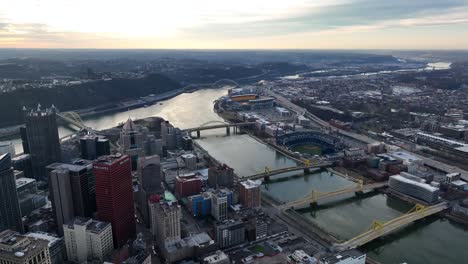 Hohe-Luftaufnahme-Der-Skyline-Von-Pittsburgh,-Pennsylvania-Bei-Nacht