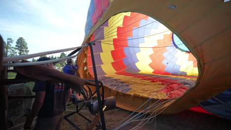 Vorbereitung-Des-Heißluftballons-Für-Den-Flug,-Fallschirm,-Menschen-Und-Brenner,-Zeitlupe