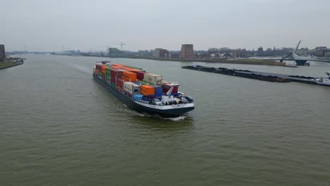 Das-Containerschiff-Scaldis-Nähert-Sich-An-Einem-Bewölkten-Tag-In-Dordrecht-Der-Oude-Maas-Und-Passiert-Ein-Anderes-Schiff