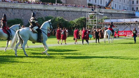 Pelotón-De-Soldados-A-Caballo-Rumbo-Al-Espectáculo-De-Cartagineses-Y-Romanos