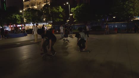 Foto-De-Un-Skater-Realizando-Un-Truco-En-Una-Patineta-En-Un-Skatepark-Por-La-Noche-En-La-Ciudad-De-Ho-Chi-Minh,-Vietnam