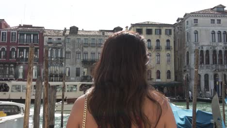 Parte-Trasera-De-Una-Mujer-Vacacionista-Mirando-Los-Edificios-Históricos-En-Venecia,-Italia