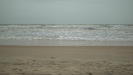 Landschaftsblick-Auf-Strand,-Meer,-Sand-Und-Himmel-An-Sommertagen