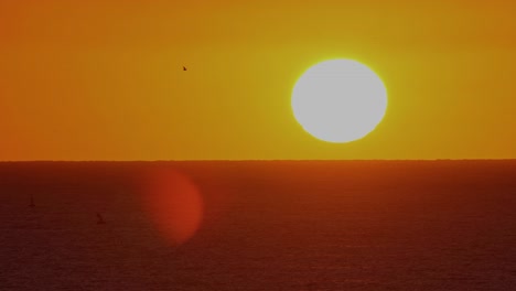Europäischer-Sonnenuntergang-Mit-Großer-Sonne-Und-Wolkenlosem-Himmel,-Filmische-4K-Videos