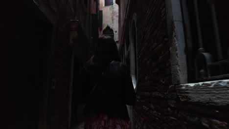 Back-View-Of-A-Female-Vacationist-Walking-On-Narrow-Streets-In-Venice,-Italy