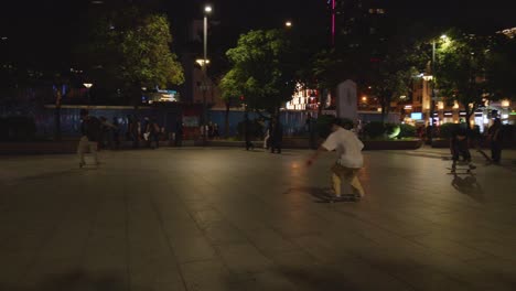 Nachtaufnahme-Eines-Skateparks-In-Ho-Chi-Minh-Stadt,-Vietnam
