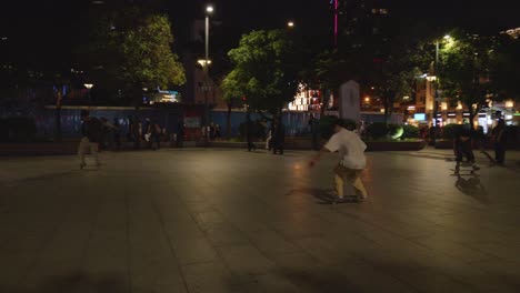 Toma-Nocturna-De-Un-Parque-De-Patinaje-En-La-Ciudad-De-Ho-Chi-Minh,-Vietnam