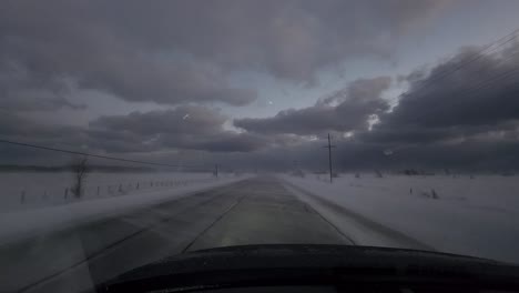 Kanadisches-Winterwunderland:-Eine-Malerische-Fahrt-Durch-Eine-Verschneite-Einsamkeit