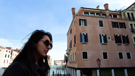 Nahaufnahmeporträt-Einer-Frau-Auf-Der-Rialtobrücke-In-Venedig,-Italien