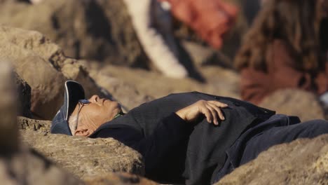Hombre-Durmiendo-En-La-Calle,-Descansando-En-El-Espacio-Público-Durante-El-Día-Soleado