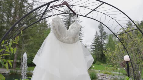 Wunderschönes-Weißes-Hochzeitskleid-Hängend