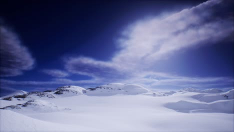 Das-Ovale-UFO-UAP-Betritt-Das-Bild-Und-Stoppt-In-Der-Polaren-Arktisregion-CGI