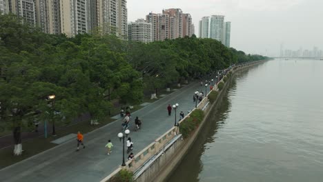 La-Gente-Camina-En-El-Parque-De-La-Línea-Linjiang-A-Lo-Largo-Del-Río-Zhujiang-En-Una-Tarde-De-Fin-De-Semana