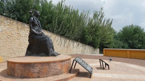 King-Moshoeshoe-statue-overlooks-Thaba-Bosiu-Cultural-Village,-Lesotho