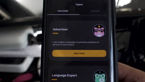 Desplazándose-Con-El-Pulgar-A-Través-De-Descubrir-Temas-En-Chatgpt-En-Un-Teléfono-Inteligente-Móvil