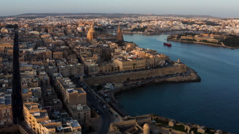 Casco-Antiguo-De-Valletta-En-Malta-Durante-La-Puesta-De-Sol---Toma-Aérea-De-Drones