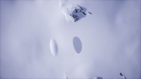 Oval-Geformtes-UFO-UAP,-Das-Sich-über-Ein-Flugzeug-In-Der-Polaren-Arktisregion-Bewegt,-Nahaufnahme-CGI