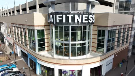 La-Fitness-En-La-Plaza-De-La-Panadería-En-Pittsburgh,-Pa