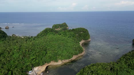 Eine-Faszinierende,-Schwenkende-Luftaufnahme-Einer-Forstbucht-Auf-Der-Insel-Catanduanes,-Die-Die-Schönheit-Der-Natur-Und-Die-Bedeutung-Des-Umweltschutzes-Zeigt