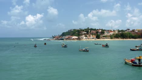 Dolly-In-Der-Luftdrohnenaufnahme-Einer-Reihe-Kleiner-Fischerboote,-Die-An-Einem-Warmen-Sommertag-In-Der-Nähe-Des-Cacimba-Strands-In-Der-Berühmten-Strandstadt-Baia-Formosa-In-Rio-Grande-Do-Norte,-Brasilien,-Angedockt-Sind