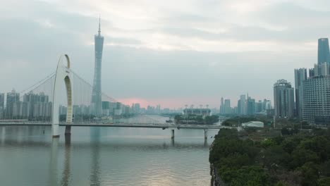 Guangzhou-Innenstadt-Mit-Liedbrücke,-Canton-Tower-An-Einem-Bewölkten-Abend