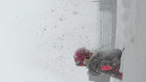 Junges-Mädchen-Spielt-Im-Schnee-Im-Skigebiet-Avoriaz,-Frankreich