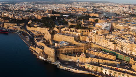 Skyline-Von-Valletta-Mit-Festungsmauer-In-Malta-Bei-Sonnenuntergang---Drohnenaufnahme-Aus-Der-Luft