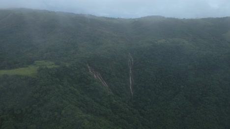 Vuelo-De-Drones-De-4k-A-Través-De-Una-Nube-Brumosa-De-Niebla-A-Una-Cascada-Entre-La-Jungla,-Costa-Rica