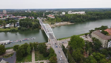 Traffic-driving-towards-Szeged,-Hungary-on-Belvárosi-Bridge-over-Tisza-River