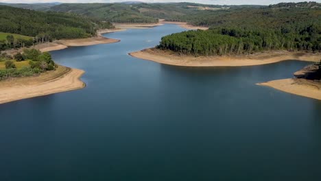 Ruhiges-Wasser-Des-Stausees-Portodemouros-Mit-Dichtem-Wald-In-La-Coruña,-Spanien