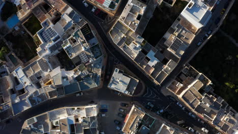 Blick-Von-Oben-Nach-Unten-über-Das-Stadtbild-Und-Die-Straßen-Von-Mosta-In-Malta-–-Drohnenaufnahme