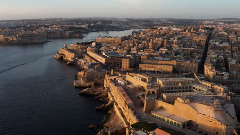 Luftaufnahme-Von-Valletta,-Der-Hauptstadt-Maltas-Bei-Sonnenuntergang---Drohnenaufnahme