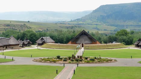 Arquitectura-Del-Anfiteatro-En-Thaba-Bosiu-Cultural-Village-En-Lesotho