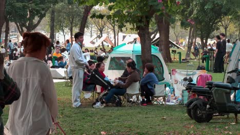 Los-Chinos-Felices-Disfrutan-De-Un-Picnic-Al-Aire-Libre-En-El-Parque-Del-Centro-Urbano-En-Una-Tarde-De-Fin-De-Semana