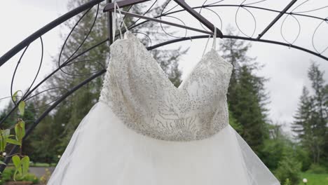 Wunderschönes-Weißes-Hochzeitskleid-Hängend
