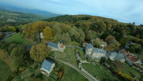 Drohnen-Freestyle-Flug-über-Die-Landschaft-Von-Uchon-Mit-Tal-Im-Hintergrund,-Departement-Saone-et-Loire-In-Frankreich