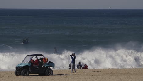 Un-Guardacostas-En-Un-Buggy-Pasa-Junto-Al-Fotógrafo-Turístico-Que-Les-Toma-Una-Foto