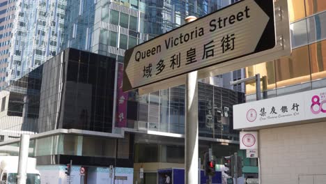 Toma-De-Establecimiento-De-Las-Señales-De-Tráfico-De-La-Calle-Reina-Victoria,-En-El-Centro-De-Hong-Kong