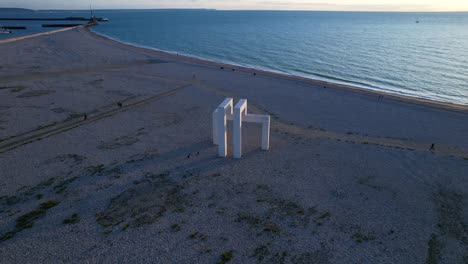 Escultura-De-Hormigón-Blanco-De-Lang-Y-Baumann-En-La-Playa-De-Le-Havre,-Francia