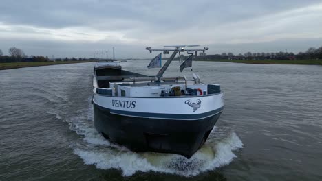 Ein-Binnenfrachtschiff-Namens-Venus,-Das-über-Den-Fluss-Maas-In-Der-Nähe-Von-Dordrecht-Fährt