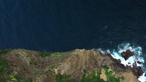 Mirando-Hacia-El-Borde-Del-Acantilado-Escarpado-En-Monte-Brasil-Isla-Terceira-Costa-Sur,-Azores,-Portugal